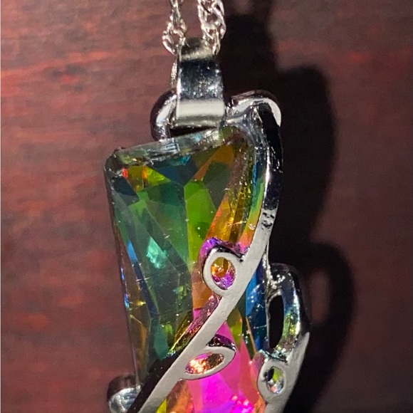 Crystal necklace, stunning colors that change in different light. - Picture 8 of 10